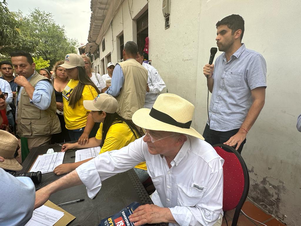 Álvaro Uribe Vélez tweet media