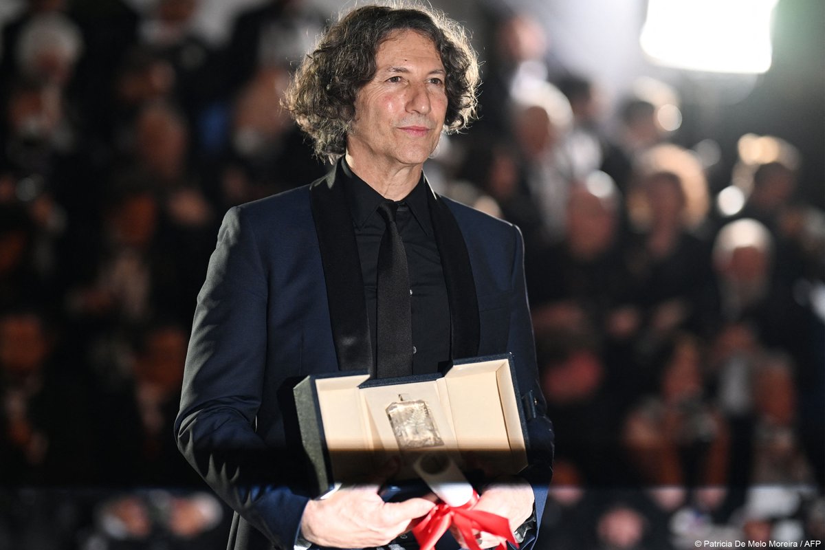 Festival_Cannes's tweet photo. 🏆 Jonathan GLAZER, lauréat du Grand Prix pour THE ZONE OF INTEREST. 
— 
Jonathan GLAZER, award winner of the Grand Prix for THE ZONE OF INTEREST. 

#Cannes2023 #Palmares #Awards #GrandPrix https://t.co/nbLtLq3BTh