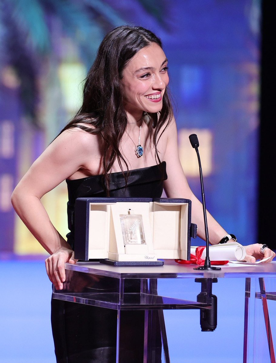 Seyretmek için sabırsızlandığım Nuri Bilge Ceylan filmi Kuru Otlar Üstüne ve bu filmdeki rolüyle 76. Cannes Film Festivali’nde en iyi kadın oyuncu ödülünü alan Merve Dizdar…
Ne büyük bir mutluluk ve gurur… 😊👏👏👏
Hak ettiğimiz o mutlu günlere…🙏