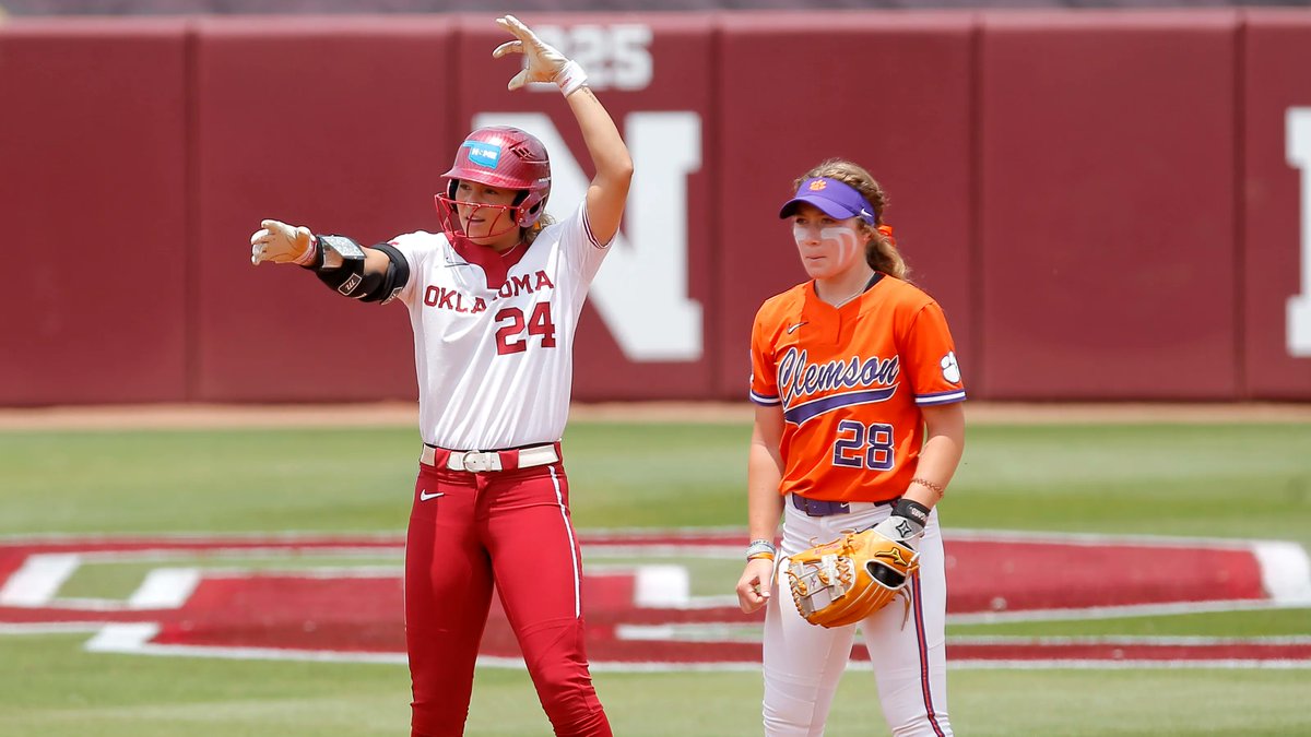 URDailyHistory's tweet photo. 27 May 2023: The University of Oklahoma #softball team wins an #NCAA record-breaking 48th win in a row by beating the #Clemson Tigers 8-7 to advance to the Women's College World Series. #History #OTD #BoomerSooner #Oklahoma #PattyGasso #Sooners https://t.co/YNCySI72kI