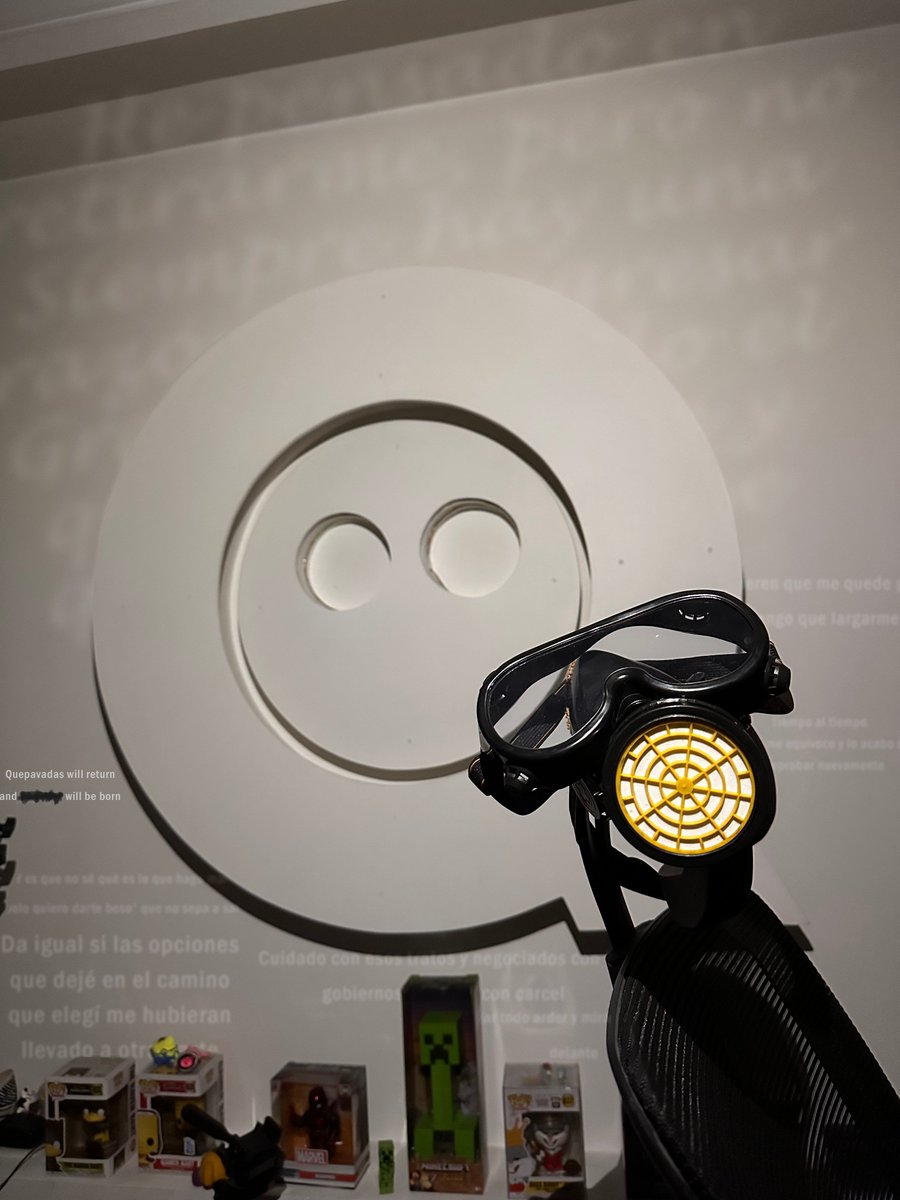 Le jodan a los santos si ninguno está conmigo
Le jodan al profeta y que le jodan al destino
Voy a obligar a todos a sentarse y a negociarlo conmigo.