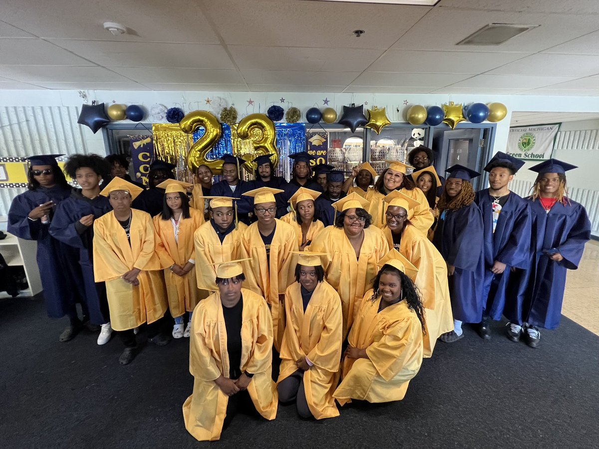 shannonking22's tweet photo. Love having our Parker grads back home one more time! Congrats Seniors!@clintondalesch #clintondalecares https://t.co/O4p185NN9G