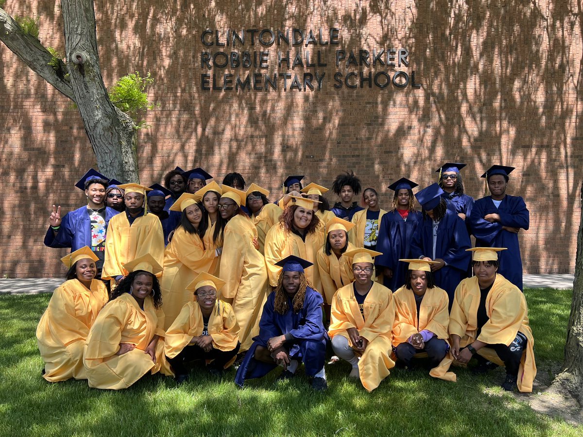shannonking22's tweet photo. Love having our Parker grads back home one more time! Congrats Seniors!@clintondalesch #clintondalecares https://t.co/O4p185NN9G