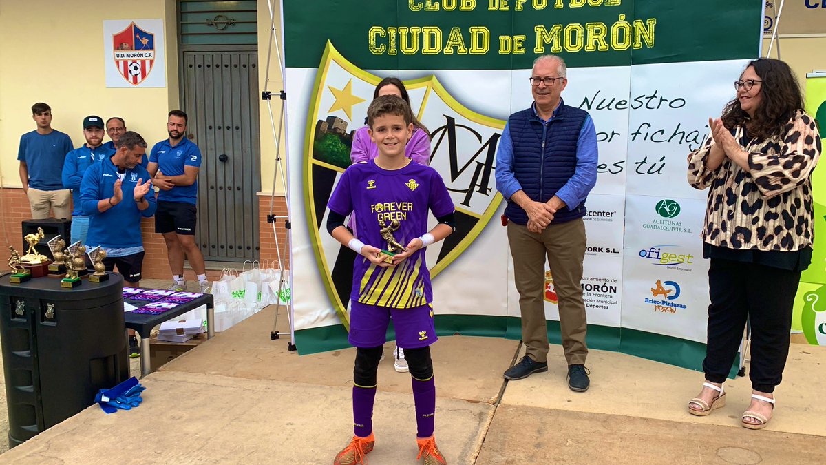 📷TORNEO-FASE FINAL

🏆Trofeo Mejor Portero del Torneo

✔️ Christian Martínez (<a href="/RealBetis/">Real Betis Balompié 🌴💚</a>)

🥰¡ENHORABUENA!👏🏽

<a href="/AbelSegoviaVega/">Abel Segovia Vega</a>
<a href="/cfciudaddemoron/">Club de Fútbol Ciudad de Morón</a>

#IXTorneoFBCiudadDeMorón