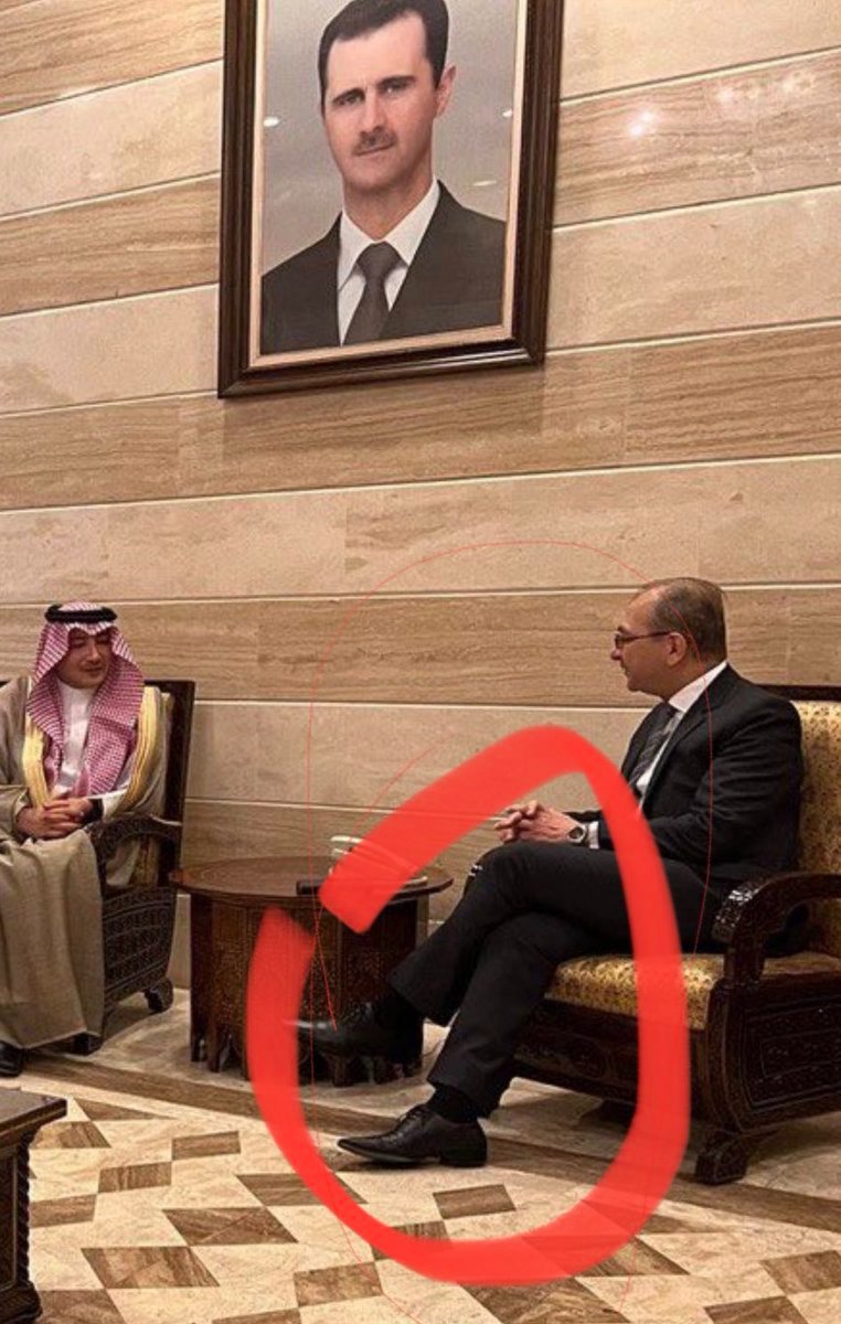 LuAfrin's tweet photo. @alhmejan1 @Emaad_Samrraie السعودية الذليلة

الجلسة الذليلة لممثل #السعودية بين يدي موظف لدى بشار يضع قدما فوق قدم بوجه الضيف السعودي، وهي تعني بلغة الدبلوماسية الأسدية: أتيتم إلي  ورجلي فوق رقبتكم https://t.co/PVPtYIsC9s
