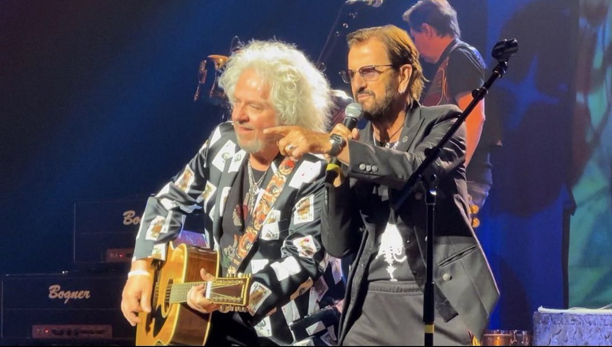 Ringo Starr e Steve  Lukather se apresentando no The Venetian Theater, em Las Vegas, NV (26/05)
📸: psushawn| instagram