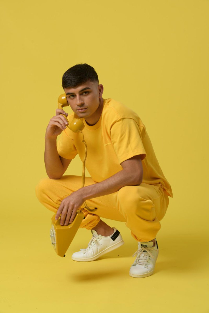 ¿A quién estará llamando <a href="/Pedri/">Pedri González</a> ? 🤔 ¡Clarísimo! A sus compañeros de la <a href="/UDLP_Oficial/">UD Las Palmas</a> para darles la enhorabuena por el ascenso a Primera 😎 ¡A por todas equipo! 🏆 💛Y a reponer energías con sabor a victoria: 🐥🐥+🍌🍌=💪💪