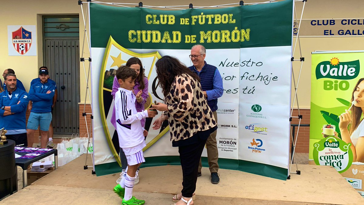 TorneoFBCFCM's tweet photo. 📷TORNEO-FASE FINAL

🏆Trofeo Mejor Jugador del Torneo

✔️ Pablo García (@realmadrid)

🥰¡ENHORABUENA!👏🏽

@AbelSegoviaVega
@cfciudaddemoron

#IXTorneoFBCiudadDeMorón https://t.co/rNnl8ZwIdp