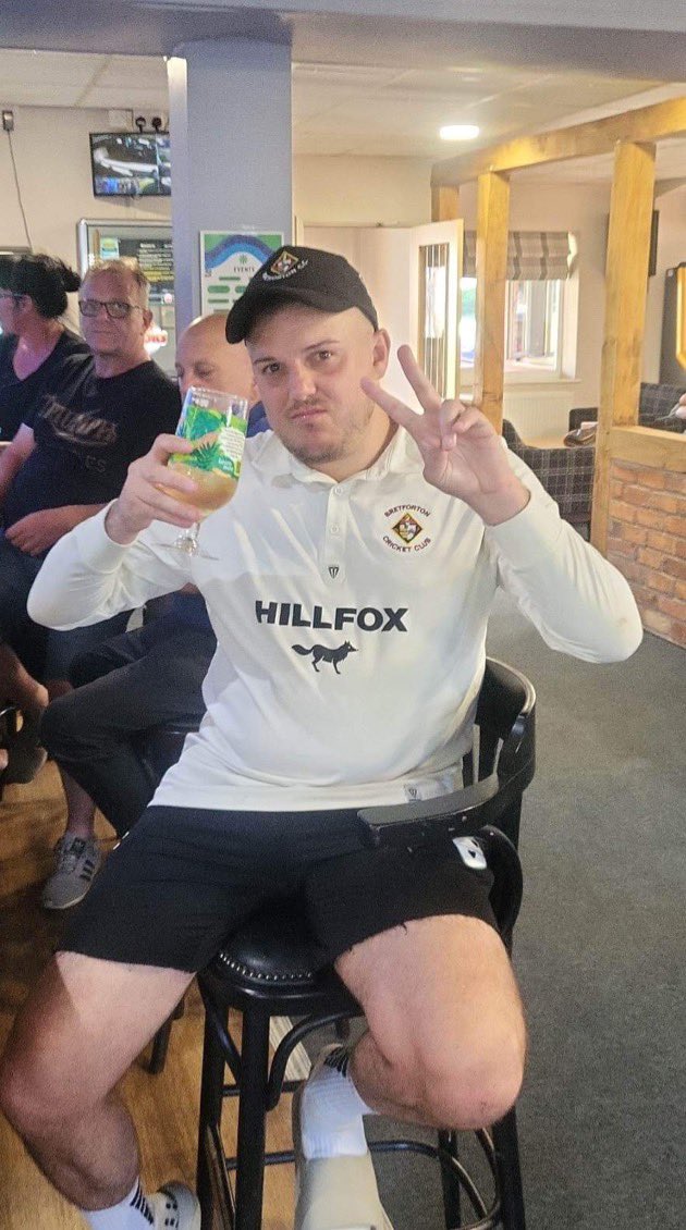 Back to back 100plus’ carrying his bat for <a href="/StevieEdghill/">Steve Edghill</a> #congratulations #buythejug