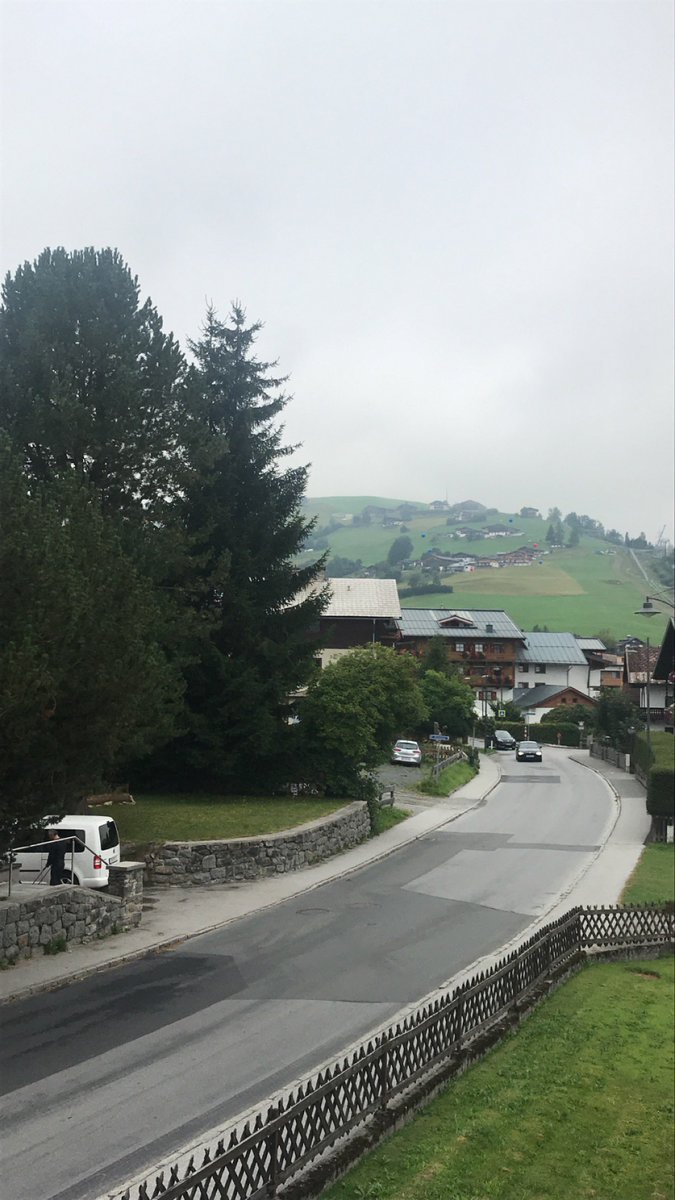 كابرون بلدة نمساوية 🇦🇹🇦🇹 
 تقع بالقرب من سلسلة وسط جبال الألب وموقعها جعلها من أجمل المناطق السياحية التي يزورها السياح وخاصة الخليجيين لطبيعتها الخلابة وقربها من زيلامسي وبحيرتها 
يفضل السكن فيها صيفاً.

بعض الصور من تصويري

احداثية 

maps.app.goo.gl/yTmXeoHQcgn3zf…