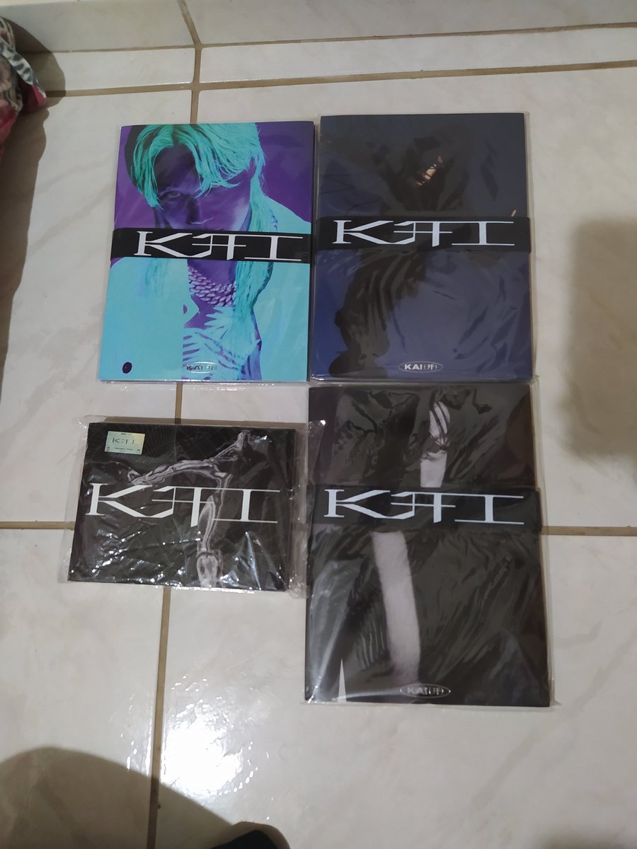 chogiwaFran's tweet photo. Estou vendendo meus álbuns do Kai 
Vai com tudo, posters, photocard, etc 
Novinhos, não tirei do plástico e mantenho em local seguro 
Vendo todos por R$ 650,00 ou cada um por R$ 165,00 
Com o envio módico incluso no valor 
Mais fotos e informações só chamar DM https://t.co/3m4TI9JFBJ