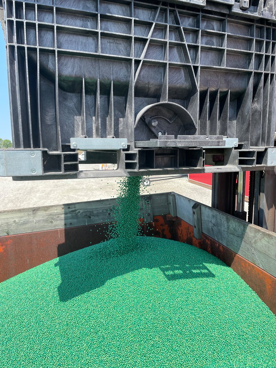 Great Saturday end of May, to get the corn and soybean PKPs planted. While still keeping the customers planters rolling. 
#powerofpioneer #ontag 
<a href="/PioneerSeedsCA/">Pioneer Seeds Canada</a> #corn #soybeans Excited to watch these new varieties grow!