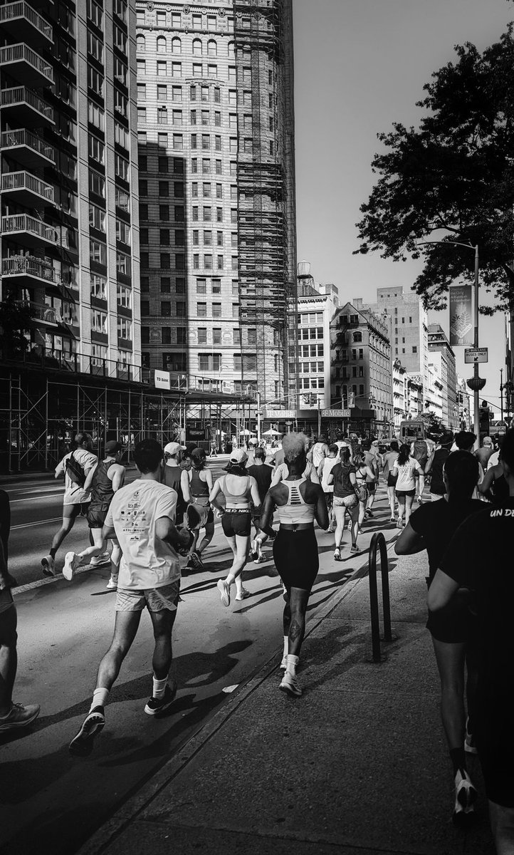 agulosso's tweet photo. Easy km's on my regular morning run w/ #OldManRunninClub
#runningsnaps #NYC https://t.co/NFXc4TVkDj