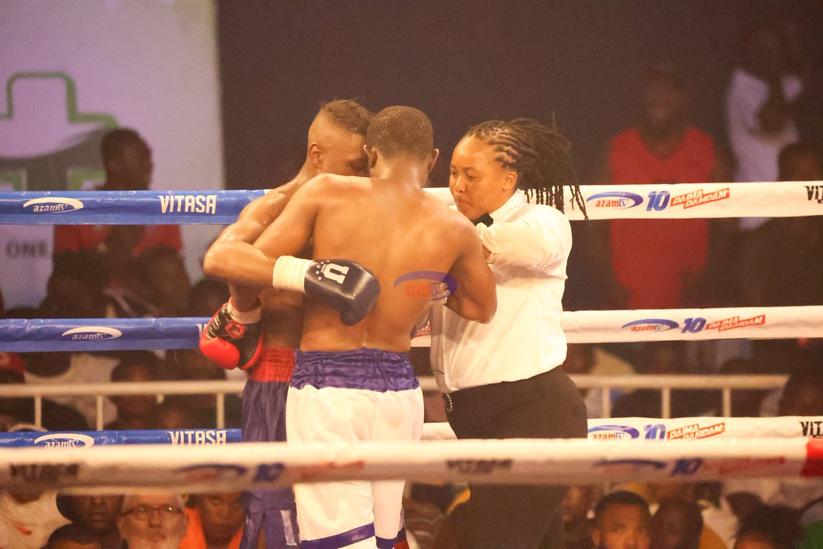 azamtvtz's tweet photo. KAZI IPO: Refa Pendo Njau akiwajibika latikati ya Cosmas Cheka na Issa Nampepeche

Pambano kuu ni Ibrahim Class dhidi ya Said Chino 

Tuko LIVE #AzamSport1HD 

#KaziIpo #VitasaNight #UsikuWaVitasa #VitasaNight #WarehouseMasaki #ClassicNight https://t.co/AKZYFuQjl6