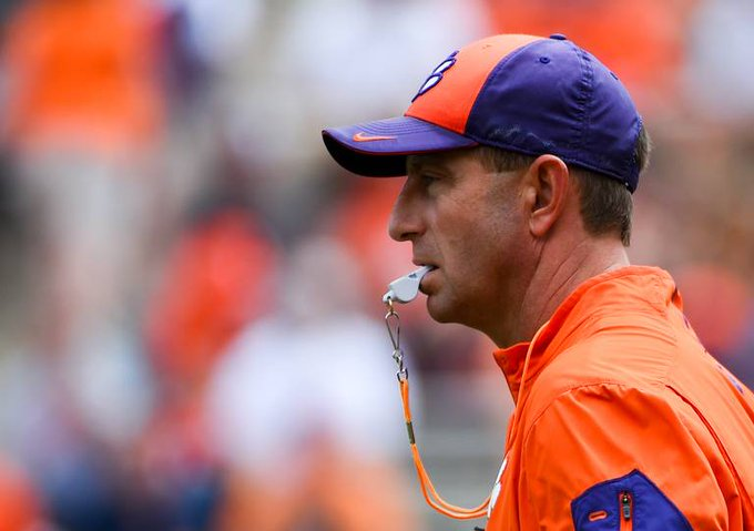 “If your job is to go get the donuts, you bring the freshest donuts &amp; you do it in a way that everybody notices, ‘That guy gets the best donuts in the history of the donut business.’ That’s how you have to do things.”
—Dabo Swinney #LeadersMind #Standards
amazon.com/Leaders-Mind-P…