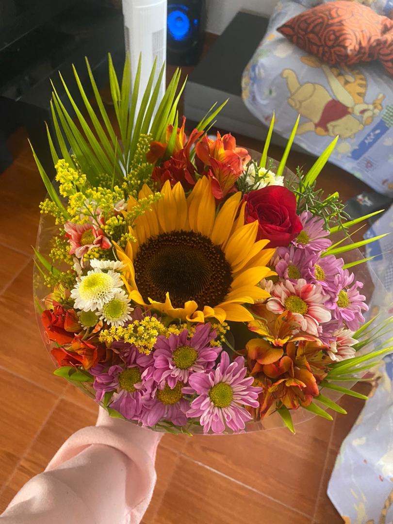 ESAG_15's tweet photo. Mi amigo me regaló flores.🥺🥺🥺 https://t.co/e3qseiCHon