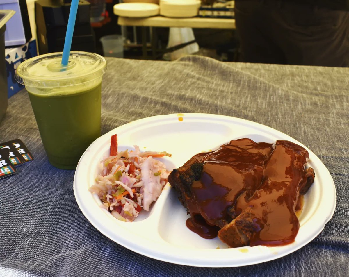 SaturdayMarket's tweet image. 🥤 One of the best things about our International Food Court is the ability to get tasty food from multiple booths! Like this matcha smoothie ribs combo from LuLu's Smoothies and The Bold Flavor. You can find LuLu's Smoothies in booth #F07 and The Bold Flavor in booth #F06. 🍖