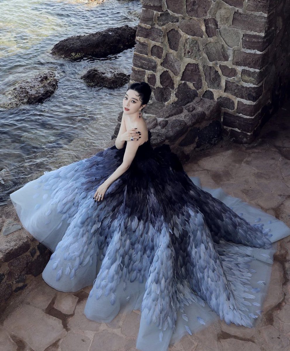 the location for this photoshoot is EVERYTHING!!! matches the ombré effect of the georges hobeika gown perfectly