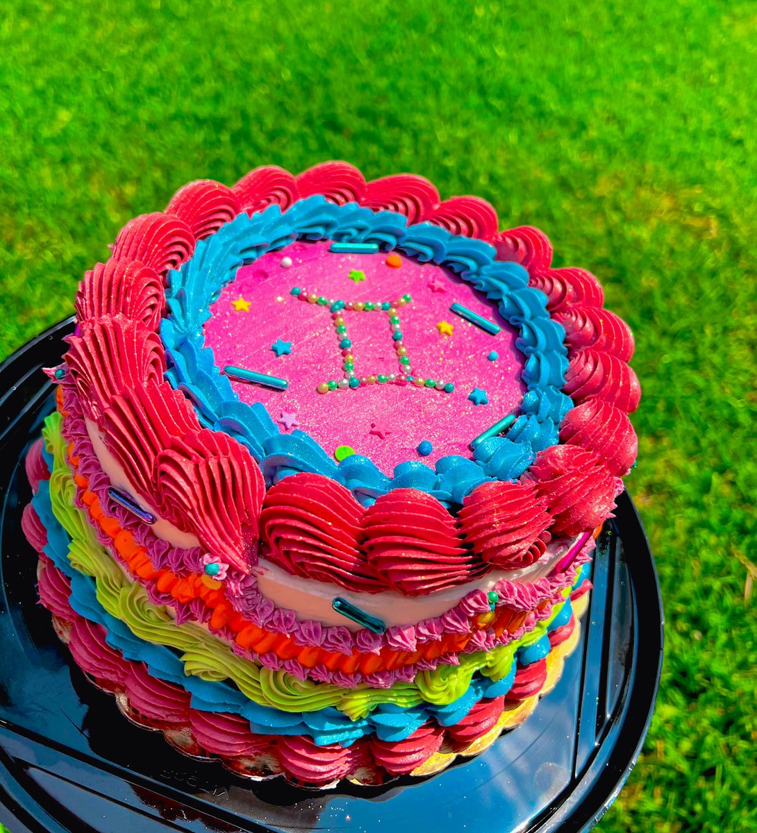 Y’ALL—my birthday cake is so 𝗣𝗥𝗘𝗧𝗧𝗬. (I did the Gemini beading and sprinkles myself)