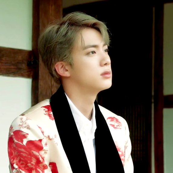 They say #JIN is the official visual of bts bc he meets the ‘Korean beauty standard’ for a K-pop idol. But for me, his facial features are beyond beautiful that they transcend all ethnicities/races. In short, he meets the UNIVERSAL beauty standard! 

#방탄소년단진 #BTSJIN