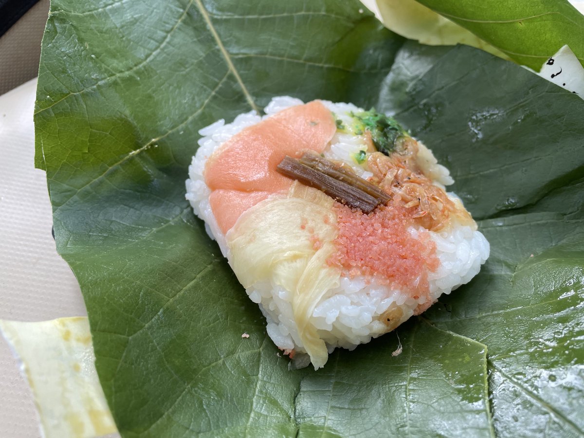 今日の朝食は岐阜の郷土料理朴葉寿司美味しい😋