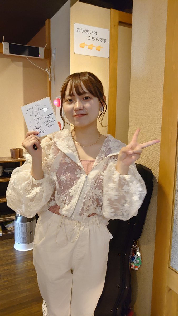 bb3CaO1Y3iPFB5t's tweet photo. 昨日の参戦履歴
ayahoさん@宇治
#Ujic fair #う〜じっくふぇあ
フランクに胡座での弾き語り。
BARで『ひとりのよる』のしっとりとした弾き語り。
居酒屋でカバー曲をお客さんと一緒に歌ったり。
Waoyaでの少しブルージーな『はたち。』。
とてもレアで素敵なライブでした。
長丁場お疲れ様でした。 https://t.co/Lhl156b2Rb