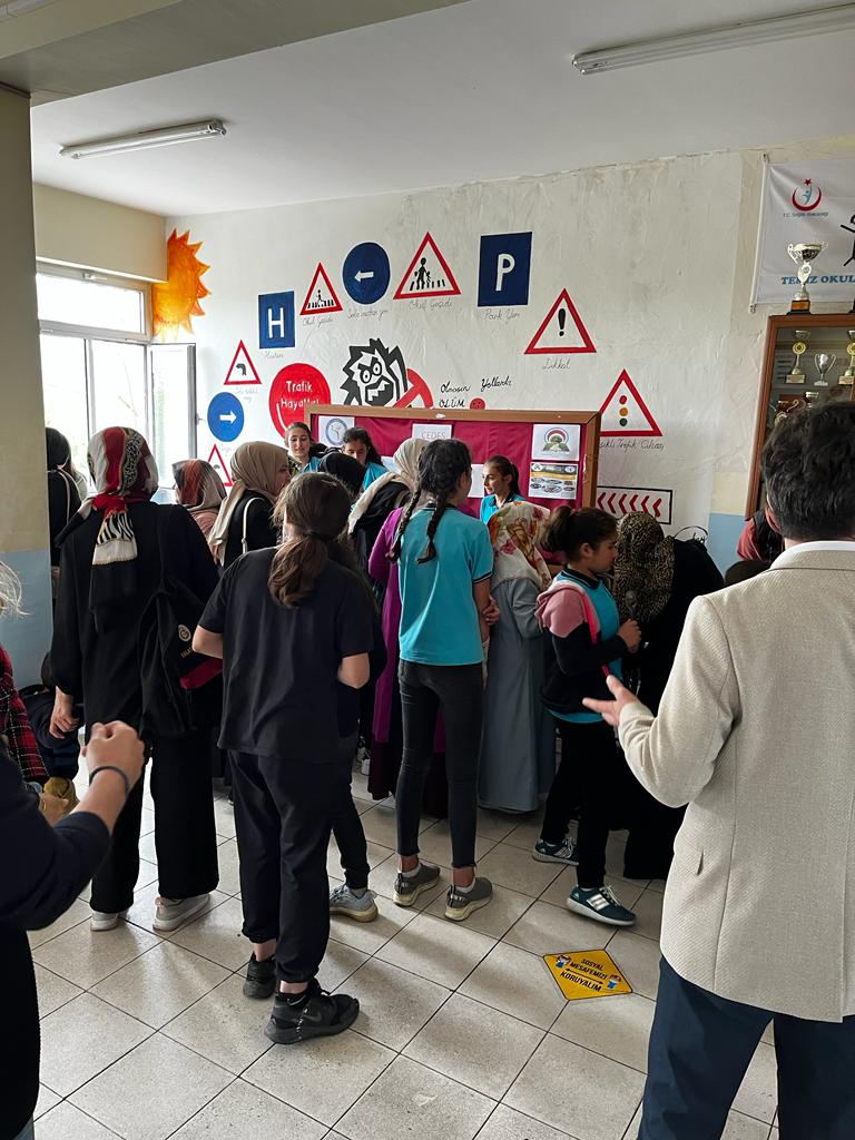 Yenikent İlkokulu/Ortaokulu (@yenikentlkorta) on Twitter photo Okulumuzda ÇEDES PROJESİ kapsamında düzenlenen kermesimize ilçemiz okul müdürleri ve değerleri velilerimiz katılarak desteklerini esirgemedi. Her birine teşekkürler 🙏 <a href="/unyemilliegitim/">Ünye İlçe Milli Eğitim Müdürlüğü</a> <a href="/ozgurtokgoz52/">Özgür TOKGÖZ</a> <a href="/mfvargeloglu/">MEHMET FATİH VARGELOĞLU</a> Okulumuzda ÇEDES PROJESİ kapsamında düzenlenen kermesimize ilçemiz okul müdürleri ve değerleri velilerimiz katılarak desteklerini esirgemedi. Her birine teşekkürler 🙏 <a href="/unyemilliegitim/">Ünye İlçe Milli Eğitim Müdürlüğü</a> <a href="/ozgurtokgoz52/">Özgür TOKGÖZ</a> <a href="/mfvargeloglu/">MEHMET FATİH VARGELOĞLU</a>
