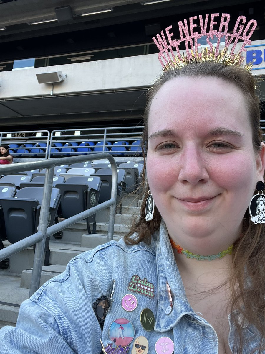 mirrorballsolo's tweet photo. I am in section 144 and have bracelets to trade if anyone wants! 🫶🏻 #EastRuthTSTheErasTour @taylornation13 https://t.co/NBRYsn1AwP