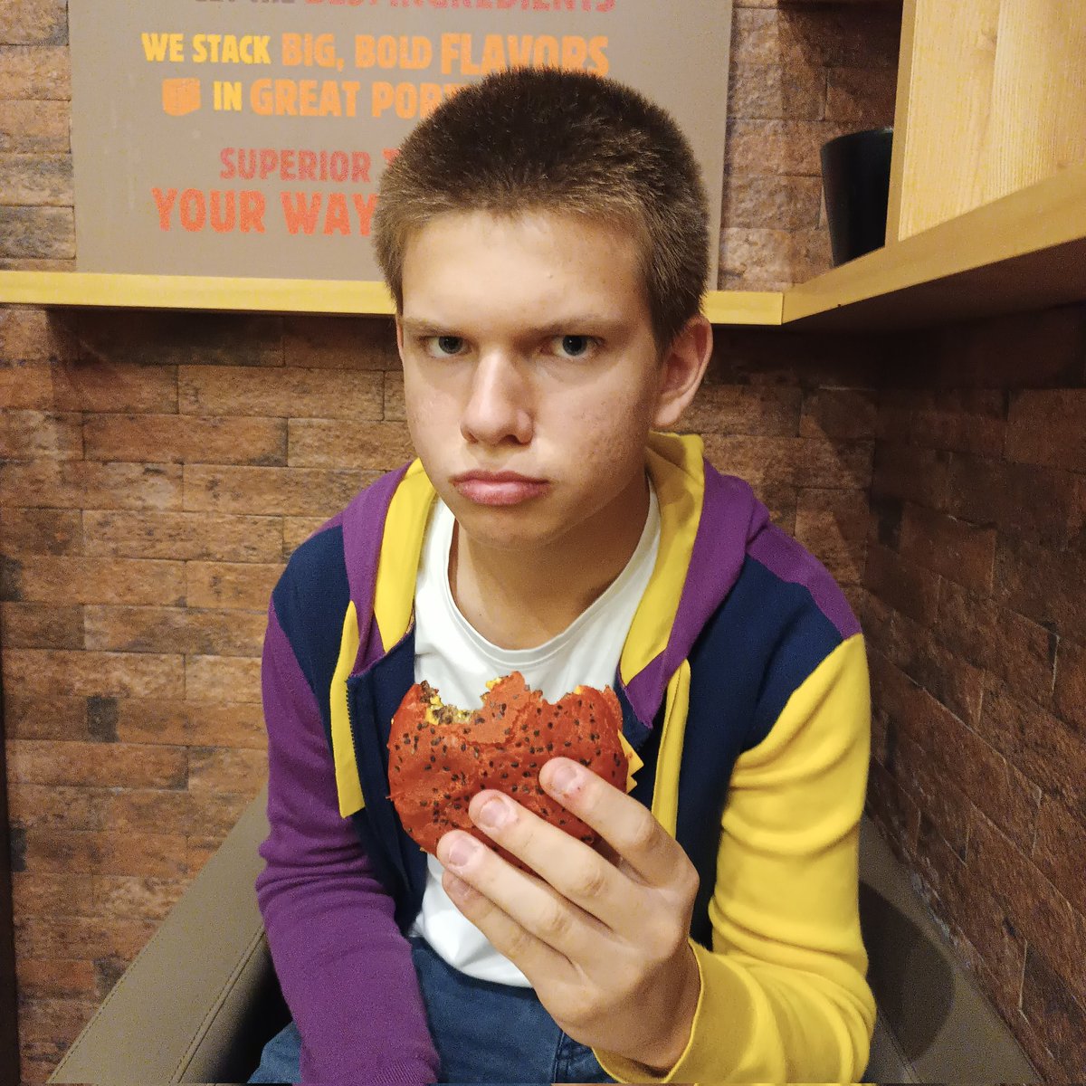 The spider-verse burger is literally just a burger with red buns, not worth the money
6/10 tho not that bad