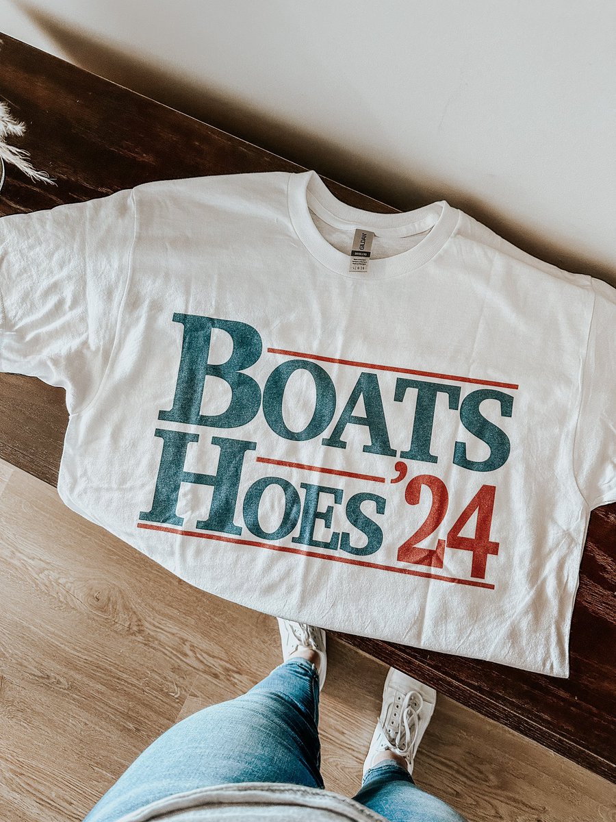 The lake is callinggg🤩 unisex S-3XL

l-lboutiquee.com/products/boats…