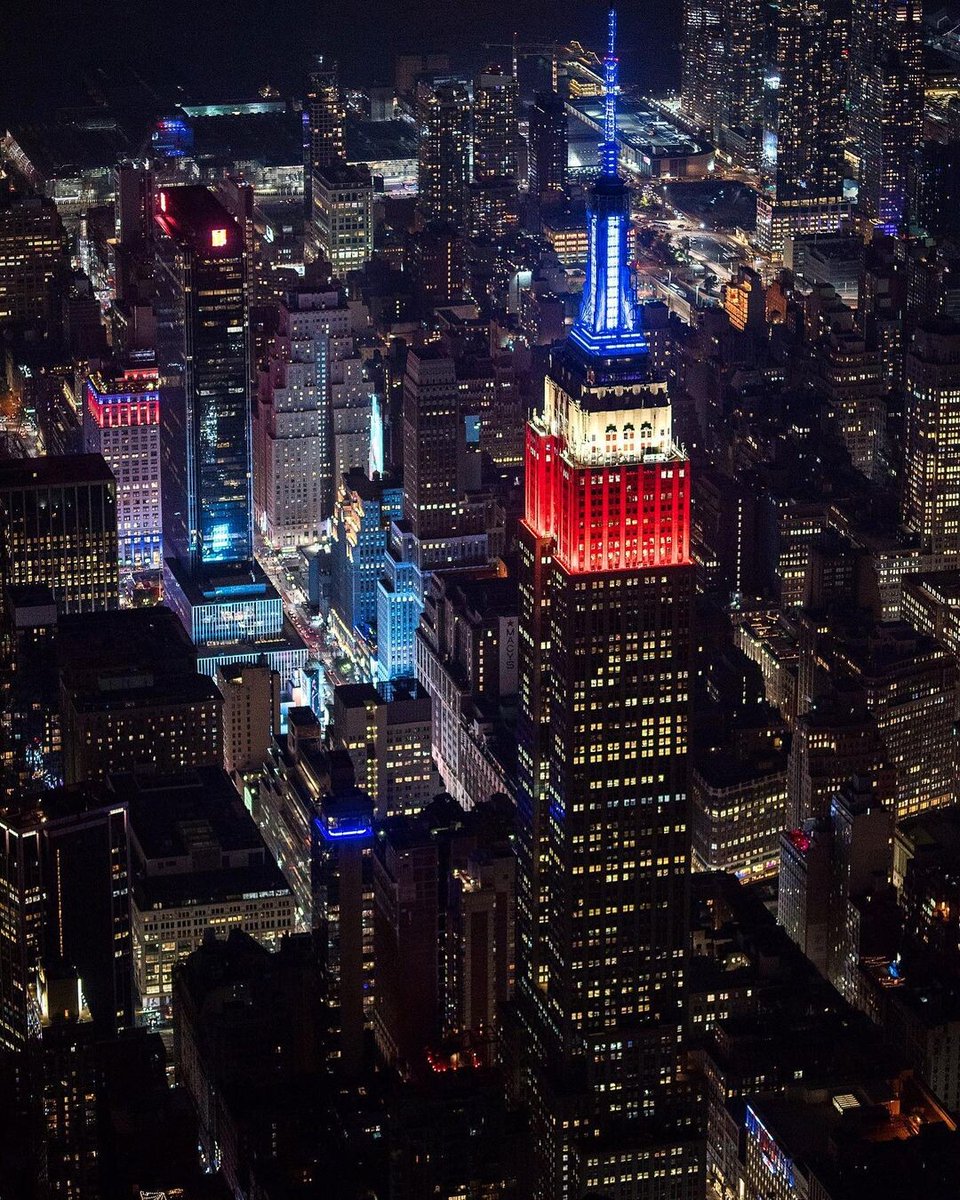 Red, White, and Blue tonight in honor of Memorial Day 🔴⚪🔵 📷: al3x.nyc/IG