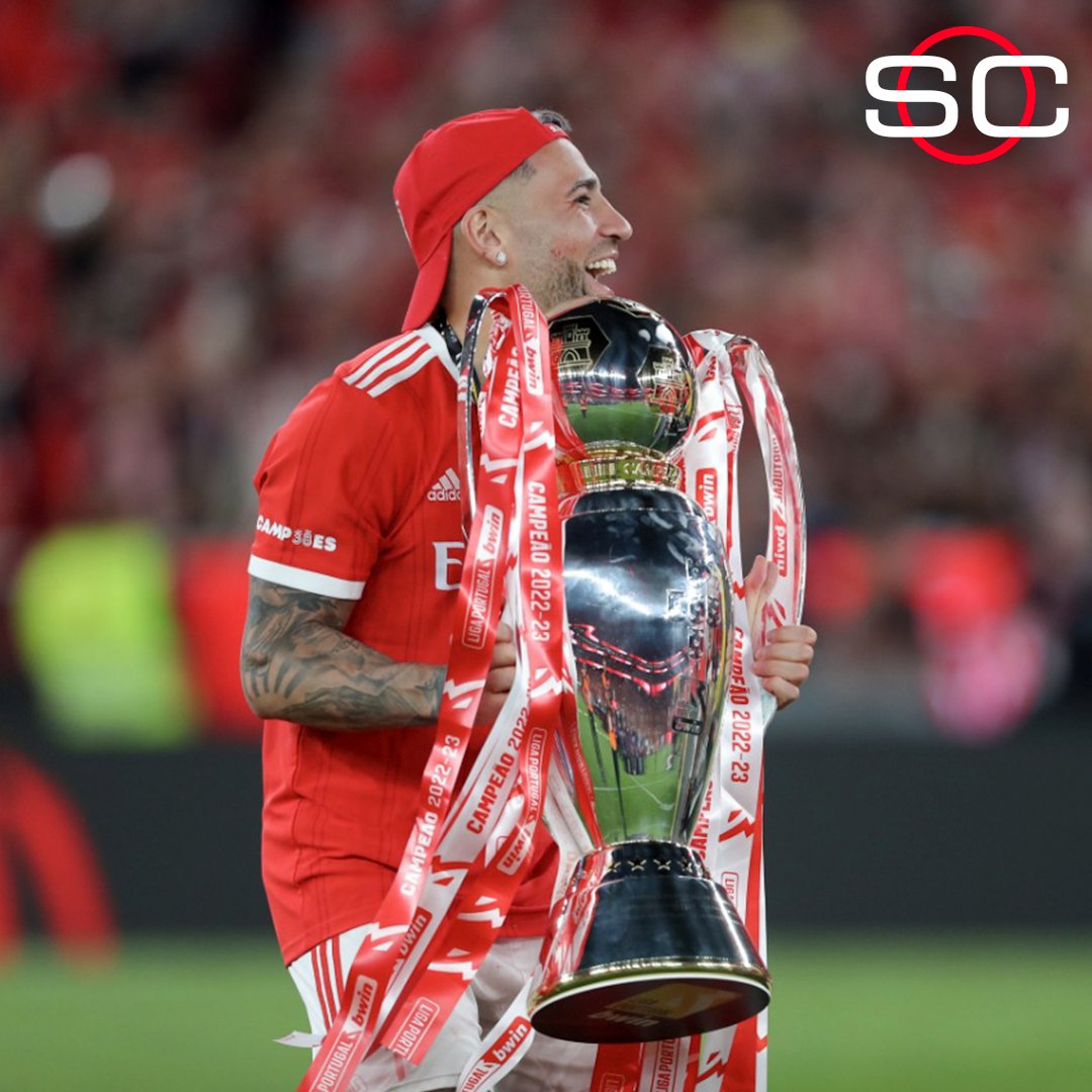 LA SONRISA DEL GENERAL: Otamendi se consagró en la #PrimeiraLiga con Benfica y alzó la Copa.