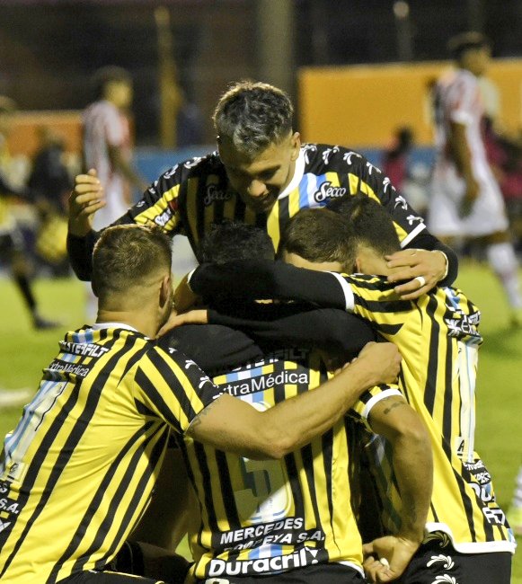 ¡GANÓ ALMIRANTE BROWN!

Con gol de Jonathan Zacaria, Almirante venció a San Martín de Tucumán por 1 a 0 y consiguió un triunfazo en Casanova.

#DaleBrown 🖤💛