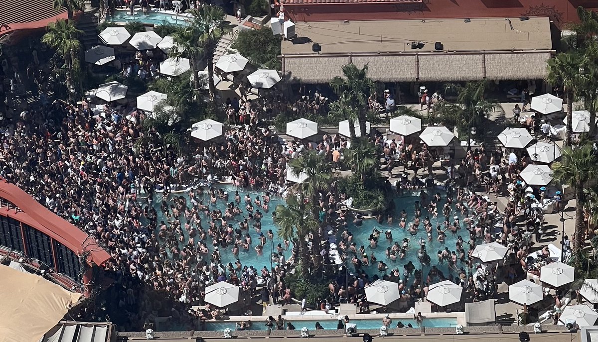 Wow, the party in the pool in Vegas peace and love. 😎✌️🌟❤️🎶🌈🥦🌻☮️