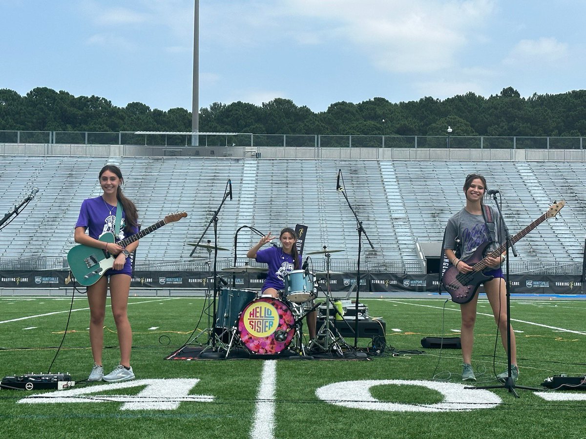 GO <a href="/hellosisterband/">Hello Sister</a>!!!