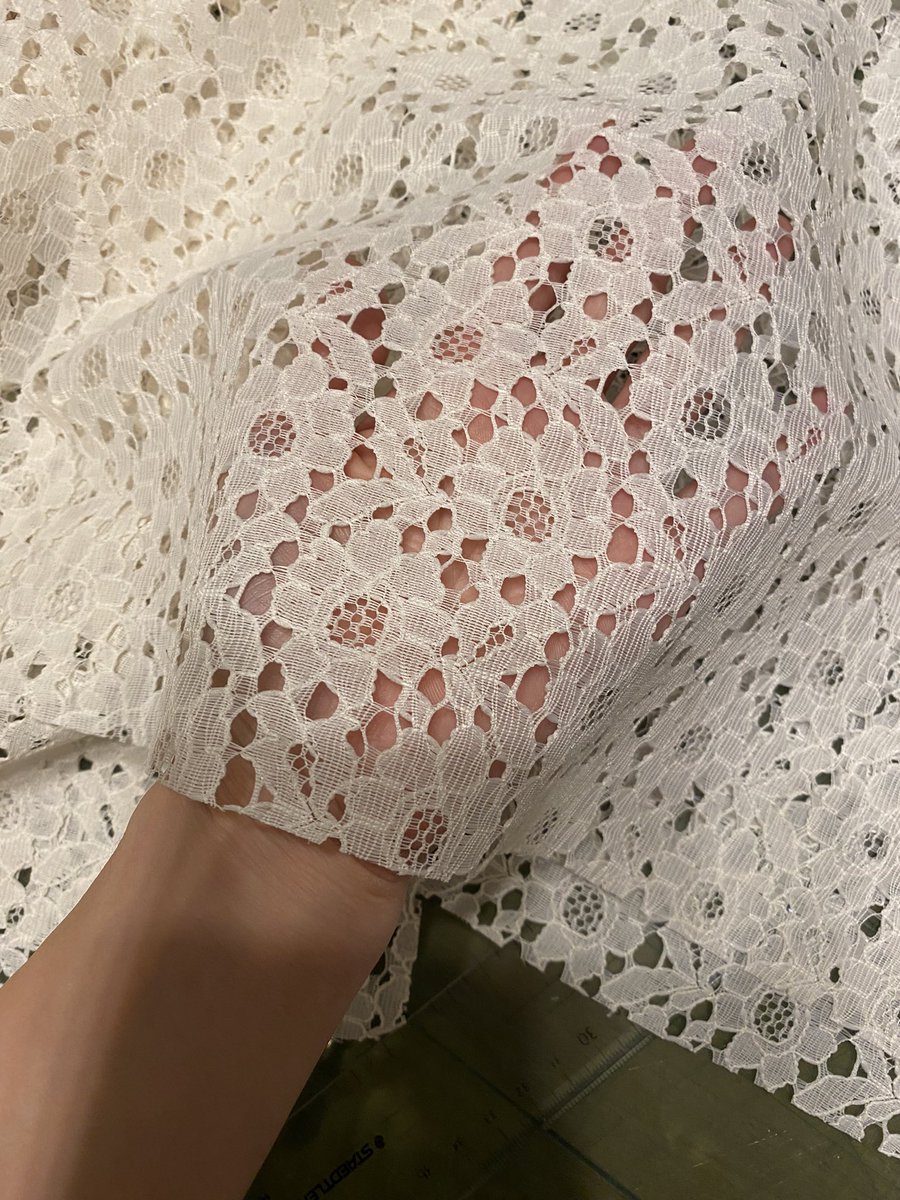 おはようございます☀出来てきました🌟
裏地にお花のレースを付け、これが裾や脇スリットからのぞくデザインです☺️もう少し🌟 https://t.co/VkyMMFfJWG