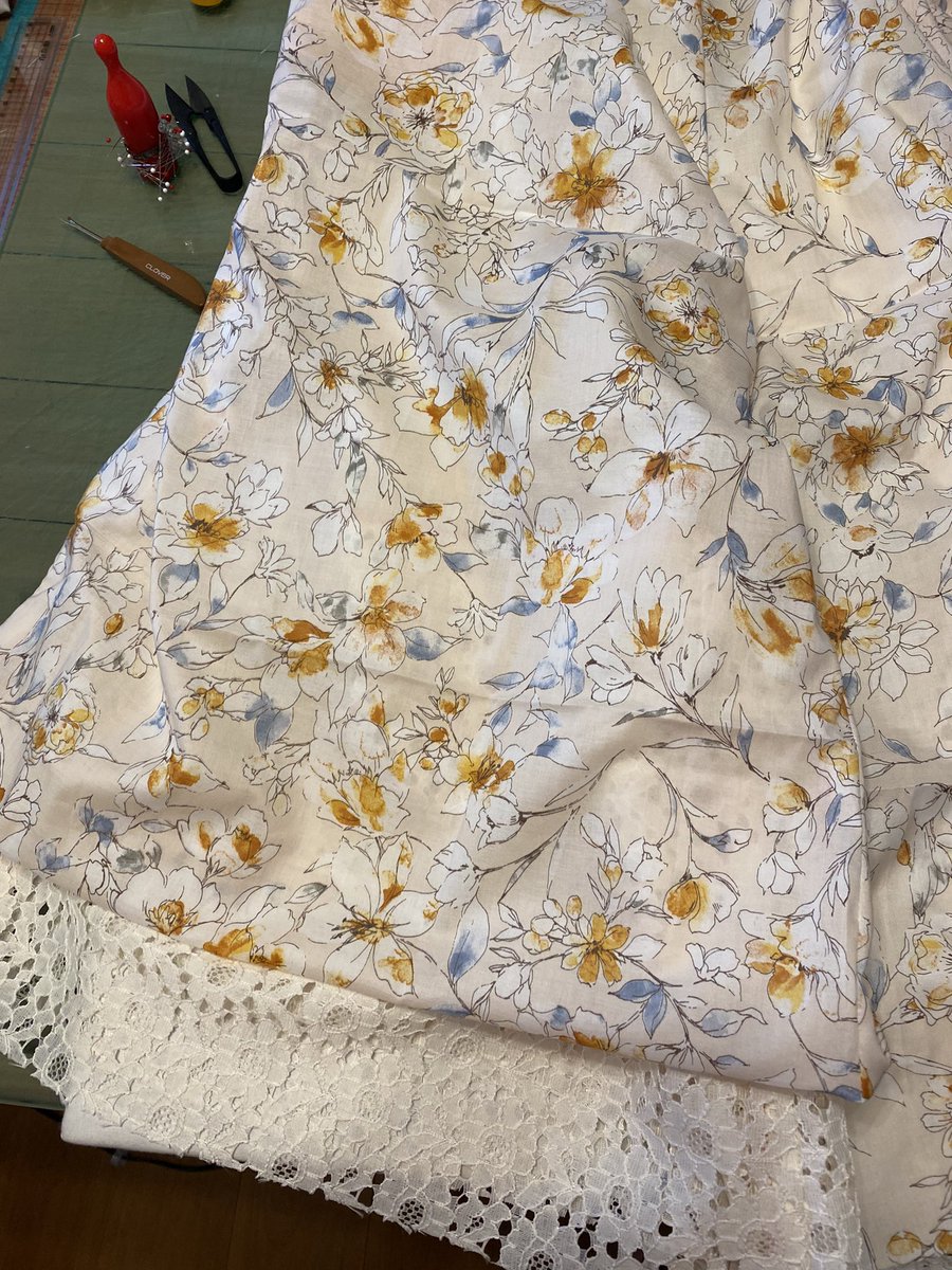 おはようございます☀出来てきました🌟
裏地にお花のレースを付け、これが裾や脇スリットからのぞくデザインです☺️もう少し🌟 https://t.co/VkyMMFfJWG