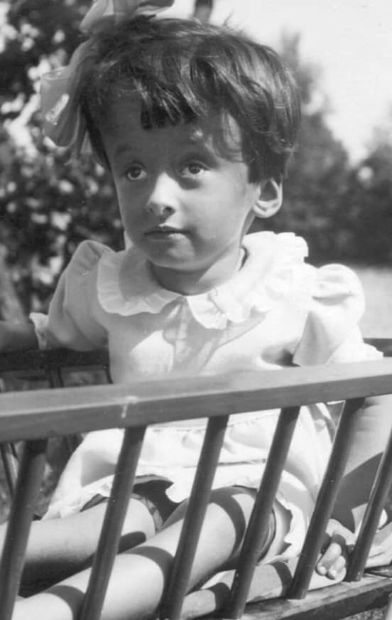 Baghead__'s tweet image. Ella es Malva Marina Reyes, la hija de Pablo Neruda. Nació con hidrocefalia y fue abandonada por ello.  llamaba a su hija, "Punto y coma" (por la proporción entre su cabeza y su cuerpo), "monstruo de tres kilos" ella murió en la indigencia a los 8 años. El no fue a su entierro.