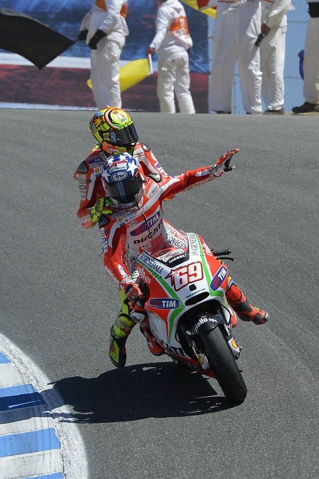 ClassicMotogp's tweet photo. Classic #MotoGP #ClassicMotoGP time...Laguna Seca 2012 - Hayden @NickyHayden Rossi @ValeYellow46 https://t.co/GS5648Yf5U