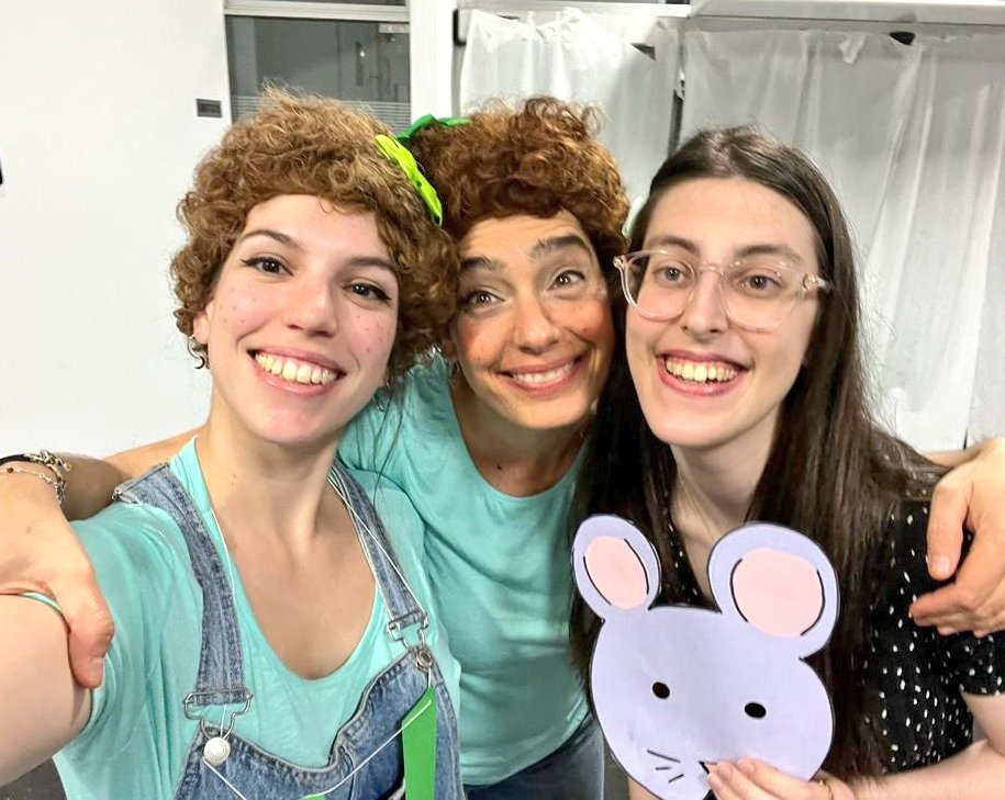 aperebrat's tweet photo. ▶️ Pues parece que @med7drawings 🐭 viene a ocupar la silla de @violetaferrerg_ como residente de nuestra UBA. La cosa va de #MedicinaGráfica 👩🏻‍⚕️🎨 y ♀️ empoderadas. ¡¡Agárrame bien que vienen curvas!! 🌊 https://t.co/DaQQ5EvPu1