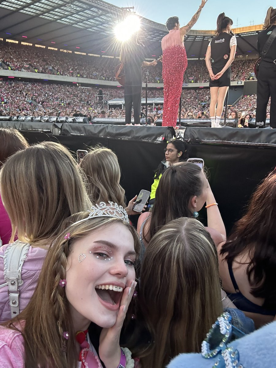 daylightlover28's tweet image. Selfie with Harry???🤫