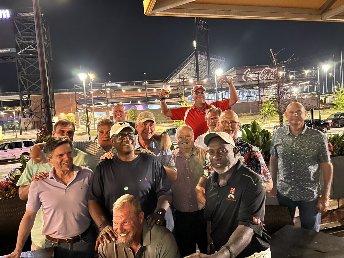 With the old crew. My stallions are up 24-9! #GiddyUp #USFL