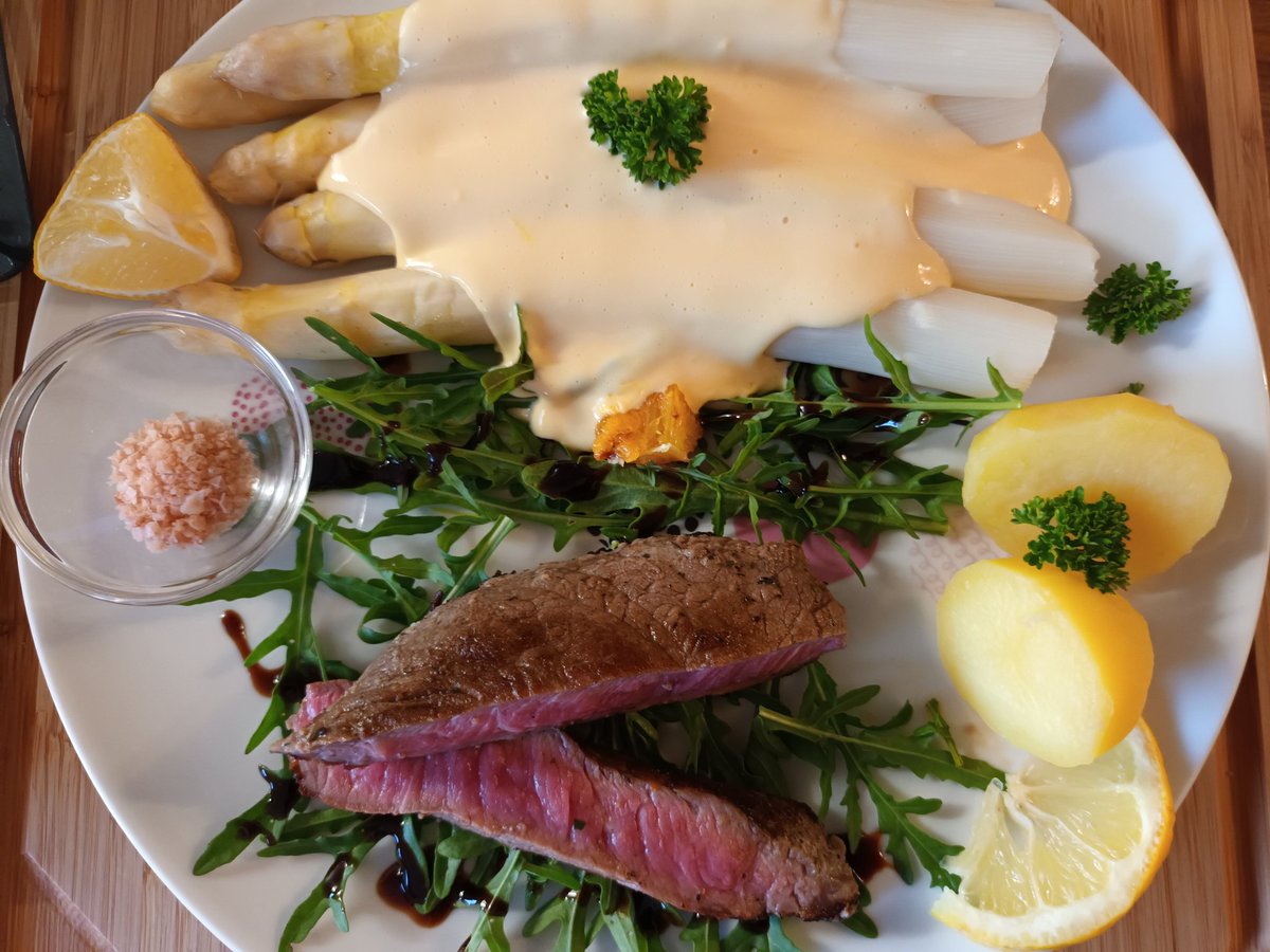 kristallnaach's tweet photo. #Weintag 🍷 😋 🌿 🍇 #Spargeltag
#frischgekocht🧹🧙‍♀️#Hexenküche 

Regionaler #Spargel😍#Hollandaise
mit rosa #RibEyeSteak..sooo lecker! 
Dazu #Silvaner🍷#Wein 🍇 #Prost

&amp; rosa #Salzflocken 💟 #FingerSalz
von #kochenmitkörrie @KauftKoerrie https://t.co/YguhEnvQdo