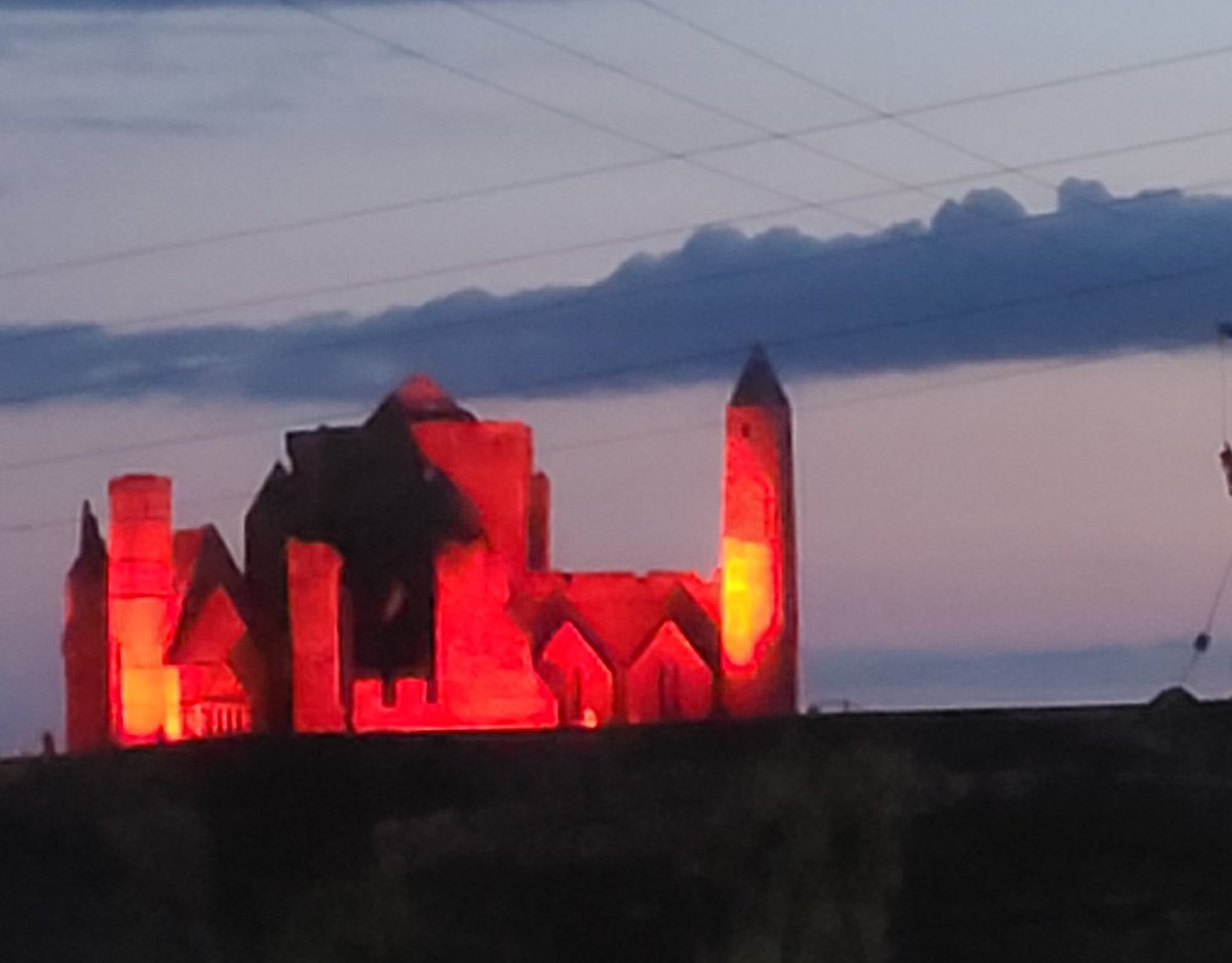 The Rock of Cashel is lit up in Munster red tonight!! Glory Days are back again 💪 <a href="/Munsterrugby/">Munster Rugby</a> #rugby