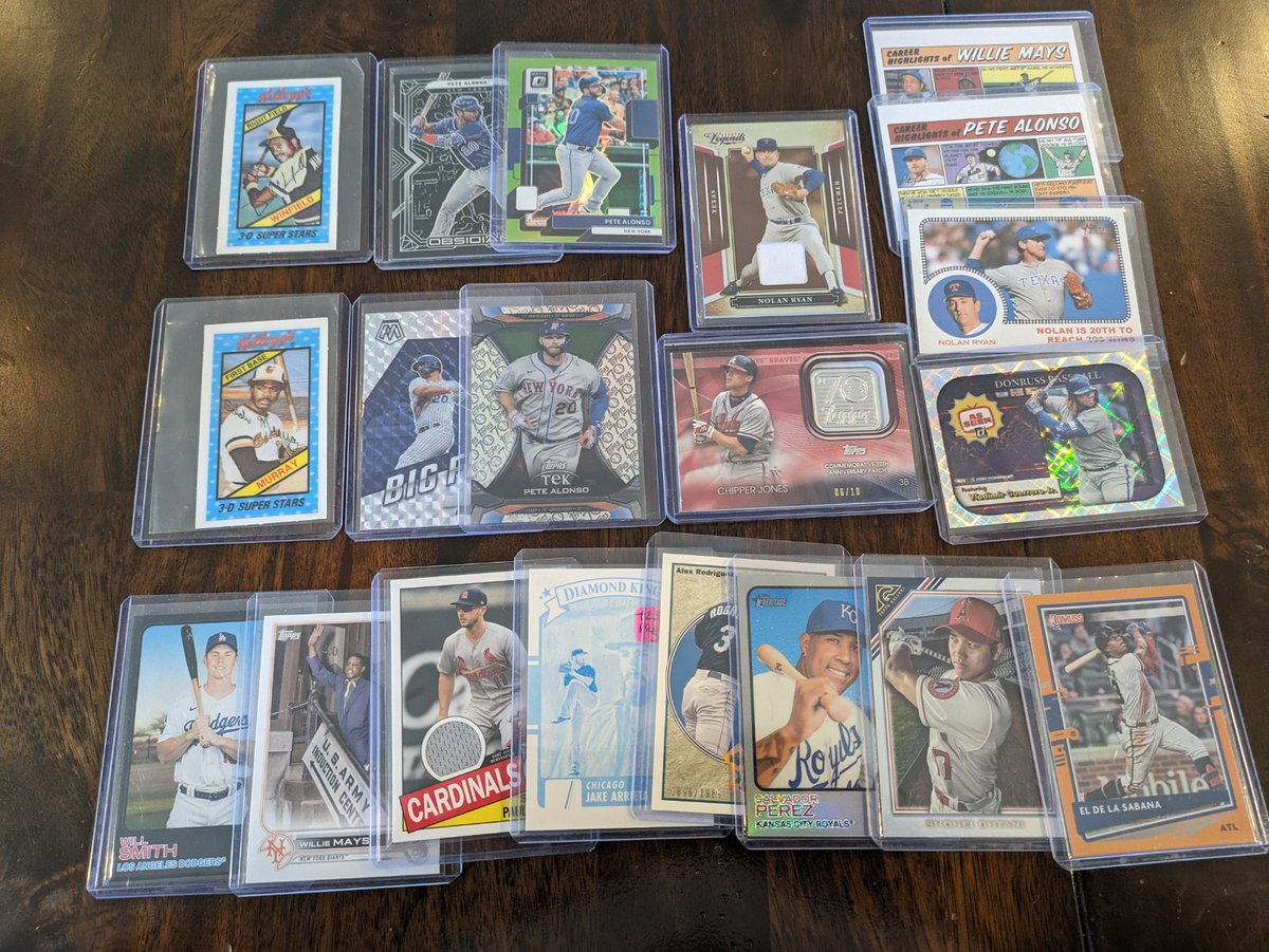 CardGeneral's tweet image. Gotta love a good .50 box at the card show - most expensive cards in this picture were only $5. Anybody else digging through bargain boxes at a show? @CardPurchaser #thehobby #collect #cardshow