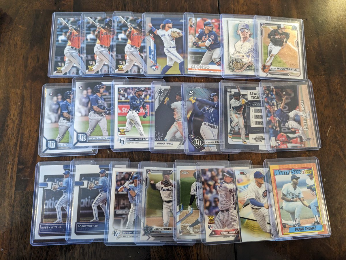 CardGeneral's tweet image. Gotta love a good .50 box at the card show - most expensive cards in this picture were only $5. Anybody else digging through bargain boxes at a show? @CardPurchaser #thehobby #collect #cardshow