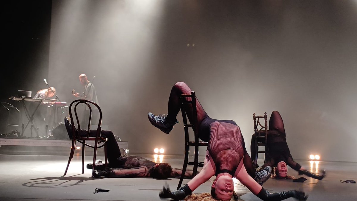 RoserMM's tweet photo. Quina sort haver estat a la cloenda del #RequiemNocturn de @Pere_Faura al @mercatflors després d'haver estat a l'emocionant estrena, al 2020: el primer espectacle que vaig veure després del confinament. Bravo!
(Com és que el Toni Viñals ho sap fer tot?)
Foto de @Cristi_young https://t.co/Zt84FYp4ST