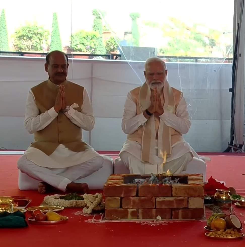 AnilBarla4's tweet photo. ଗୁଲାମୀ ଶିକୁଳି ର ଆଉ ଏକ କଡ଼ି କୁ ଭାଙ୍ଗିଲେ ମାନ୍ୟବର ପ୍ରଧାନମନ୍ତ୍ରୀ ଶ୍ରୀ @narendramodi  ଜୀ।।

ଆଜି ସେଙ୍ଗଲକୁ ନିଜର ଉଚିତ ସ୍ଥାନ ମିଳିଲା।।

#MyParliamentMyPride #SengolOfIndia https://t.co/9Akv6KI6JL