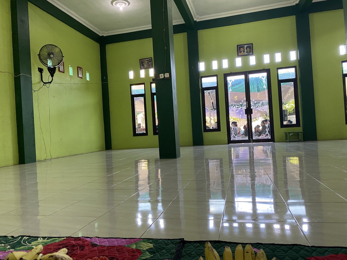 Di kantor Ranting NU Penggaron Lor Semarang kota yg masih baru ini bersih bagus luas. Saya tanya panitia pembangunan, berapa luas ? Jawabnya tidak tahu. Aneh yg membangun tidak tahu ukuran luas apalagi biaya pembangunan 2 lantai ini. Pokoknya membangun ada uang ditasarufkan. Hehe