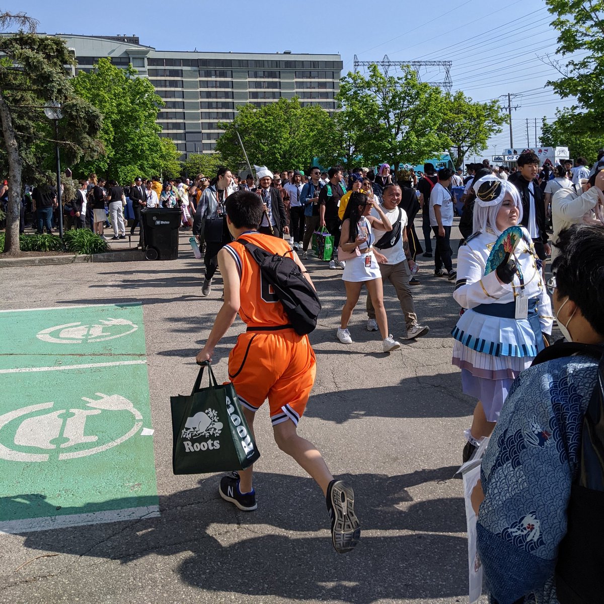 okgoldvr's tweet photo. Beautiful afternoon at my home convention #AnimeNorth2023 🌸 reconnected with some good friends, and felt nostalgic baking in the hot sun ☀️ Oje & #Anc3 were totally taking over the parking lot tonight 👏Heading downtown to catch a techno set before my morning flight https://t.co/iqPVn72lri